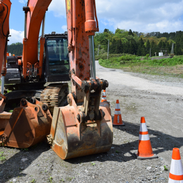 快適な通行と排水のために行われている道路舗装と水路工事
