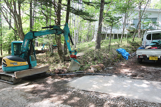 別荘地周辺の崩れた舗装道路を補修する工事現場の様子