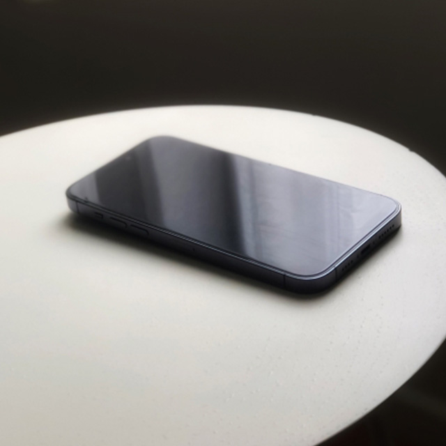 別荘の机の上に置き忘れてしまったスマートフォンのイメージ画像